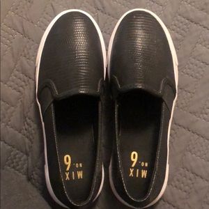 Mix 6 black slip-ons